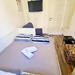 Croparadise Hostel *