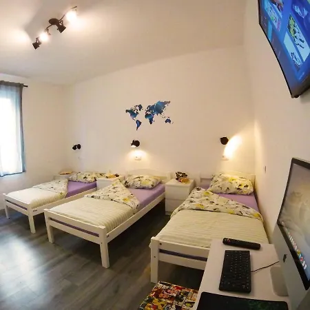 Croparadise Hostel *