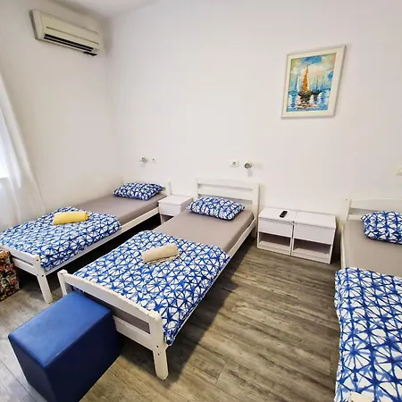 Croparadise Hostel *