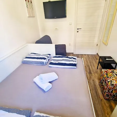 Croparadise Hostel *