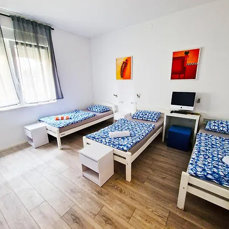 Croparadise Hostel *